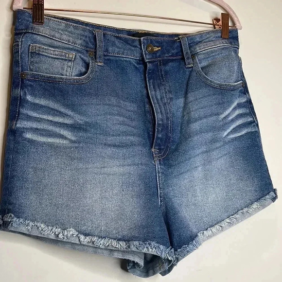 Kendall & Kylie Denim Shorts - Picture 3 of 7